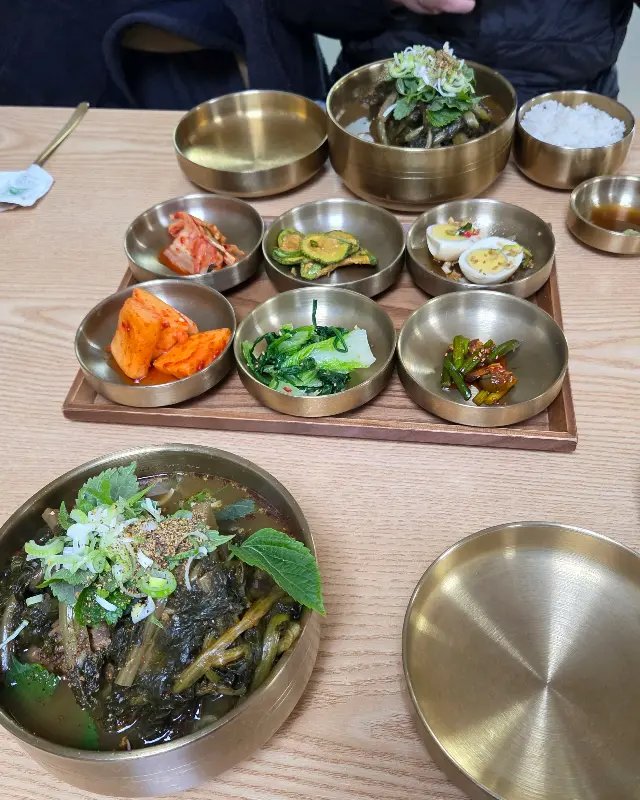 놋그릇에 담겨 나온 시래기 감자탕과 밑반찬