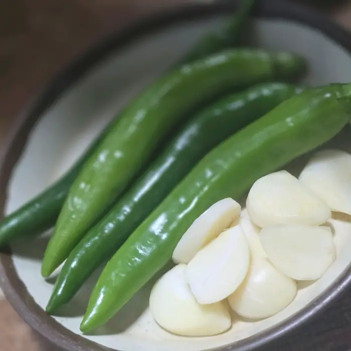 풋고추와 마늘 조각