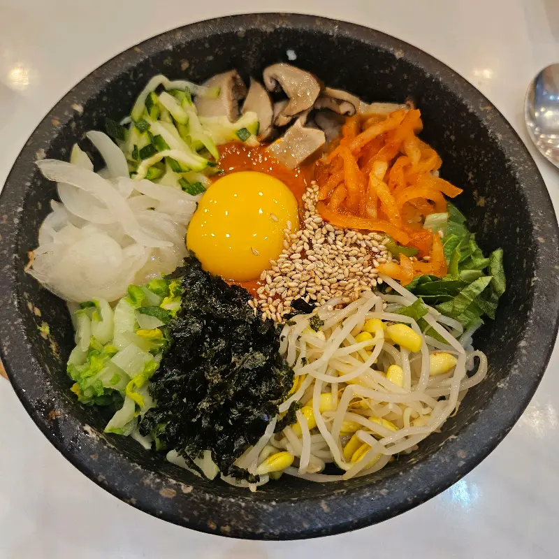 다양한 야채와 고기가 조화롭게 어우러진 돌솥비빔밥