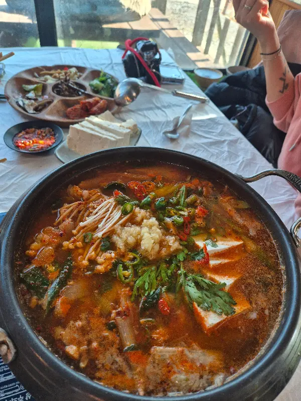 두부찌개와 다양한 반찬