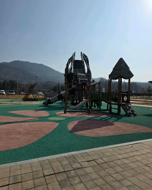 다양한 놀이기구가 있는 놀이터