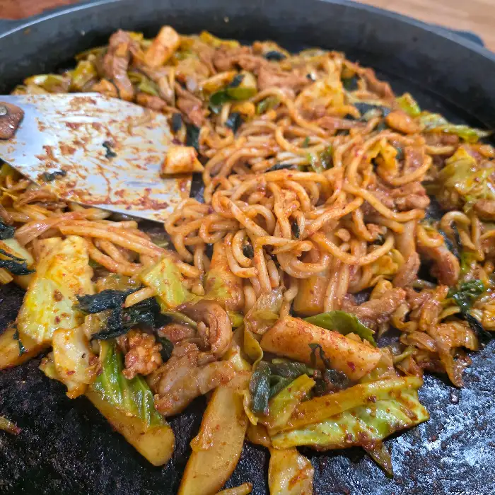 닭갈비에 들어간 쫄깃한 떡과 채소