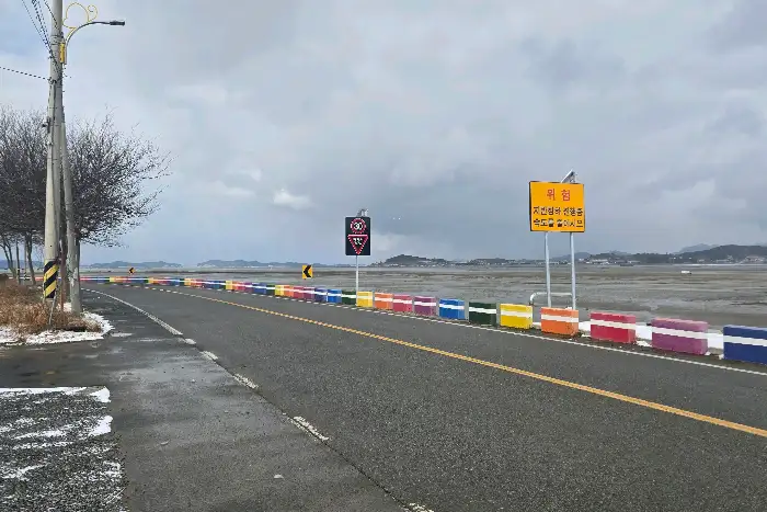 알록달록한 색상의 방호벽이 늘어선 도로