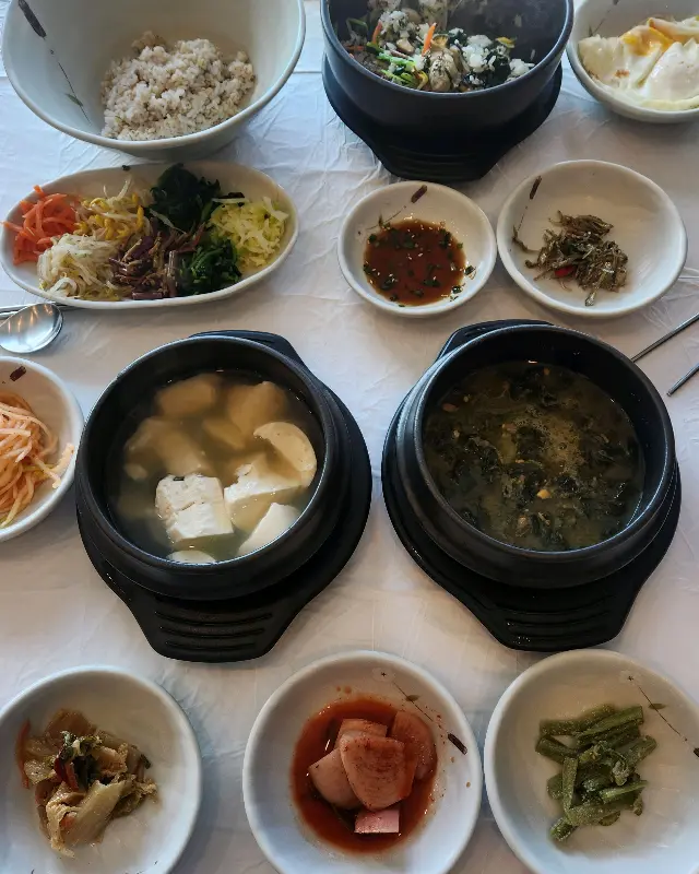 푸짐한 보리밥과 찌개, 반찬들