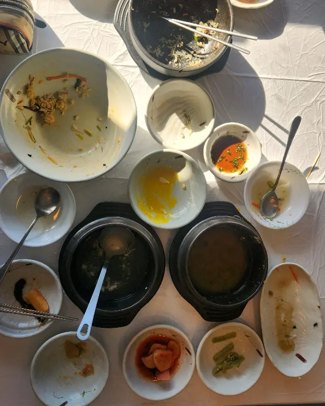 깨끗하게 비워진 식기들