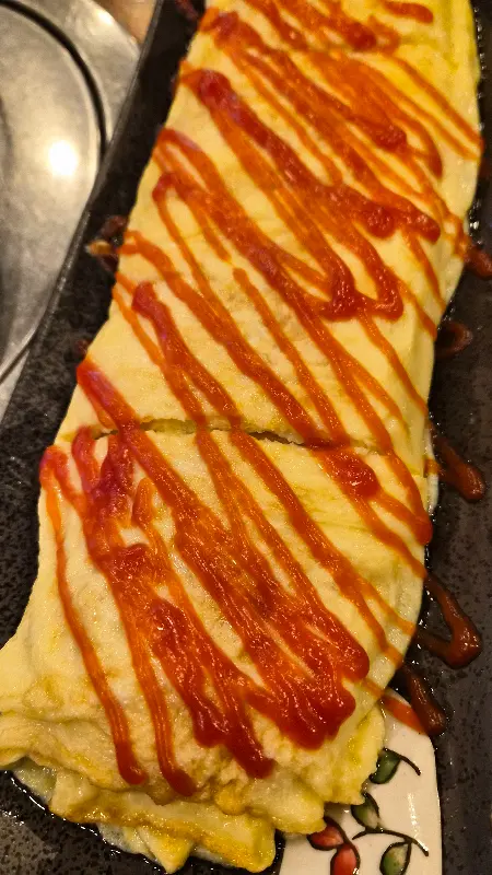 케첩이 뿌려진 두툼한 계란말이