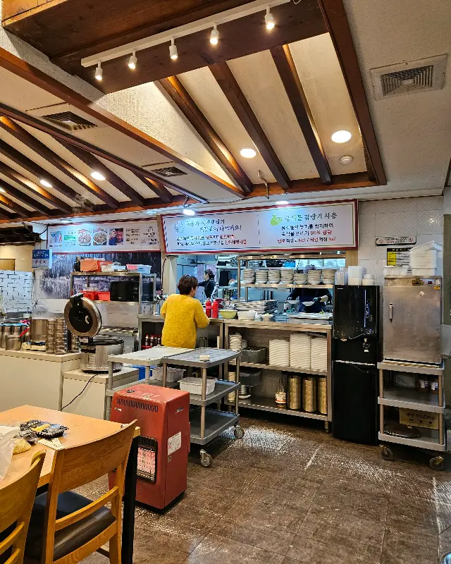 넓고 깔끔한 주방이 보이는 식당 내부