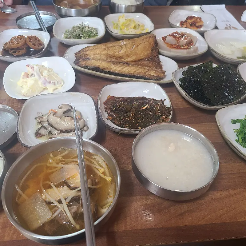 윤기가 흐르는 쌀밥과 푸짐한 반찬들