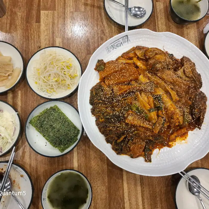 명태조림과 함께 차려진 밥과 반찬 구성