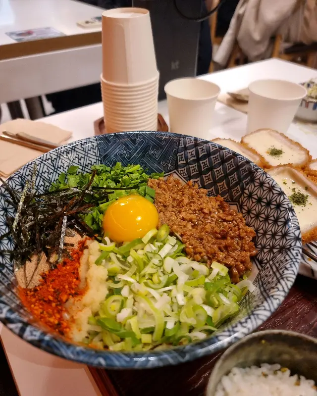 다채로운 재료가 듬뿍 들어간 마제소바