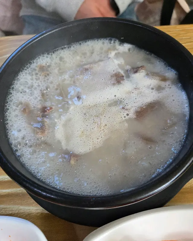 뽀얀 곰탕 국물