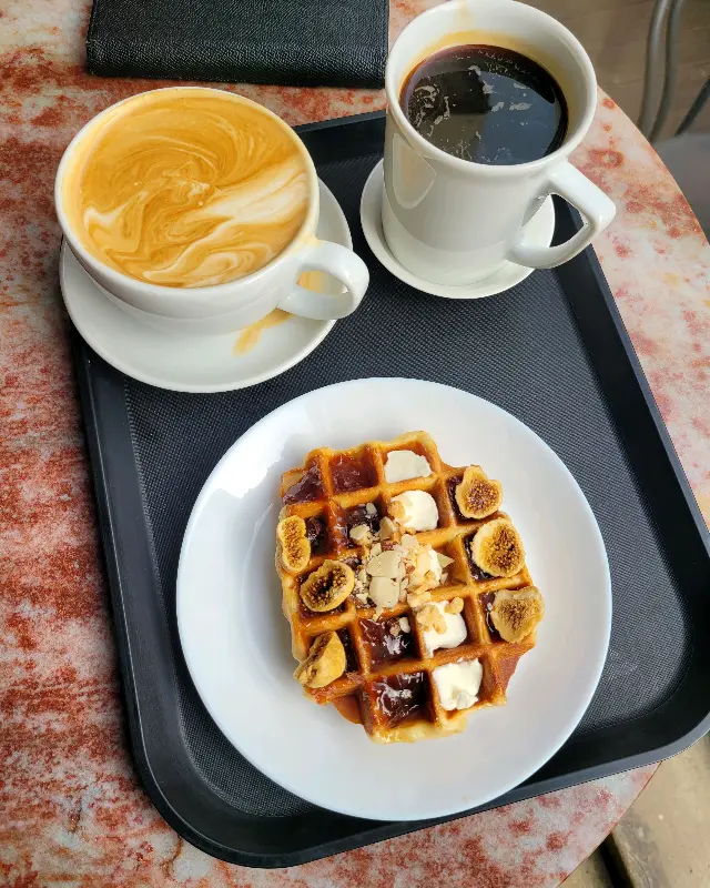 무화과 와플과 커피