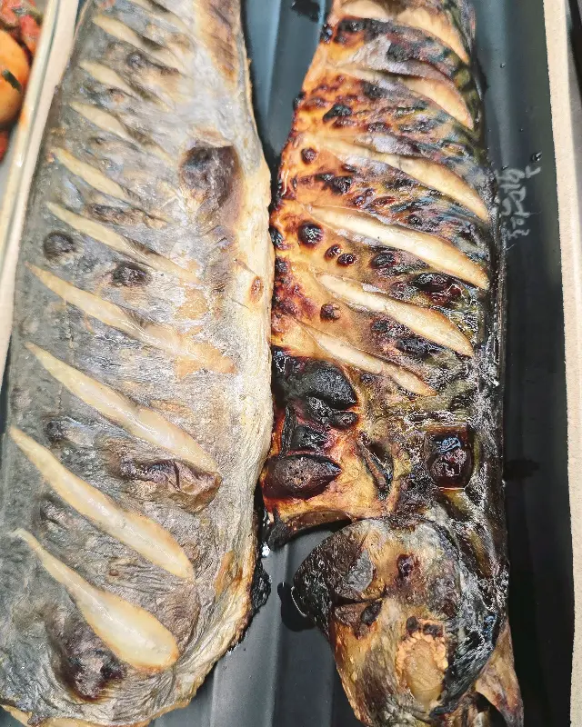 화덕에서 구워진 큼지막한 고등어 구이