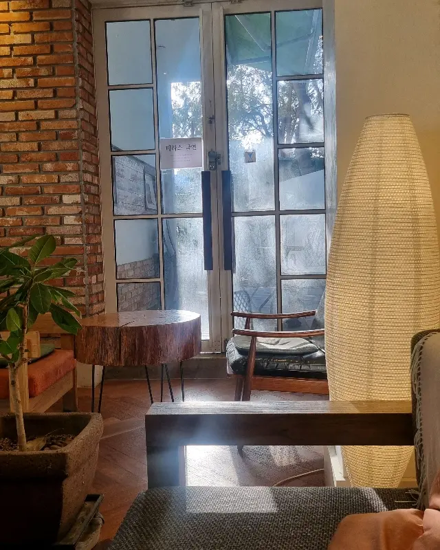 벽돌 인테리어와 은은한 조명이 돋보이는 공간