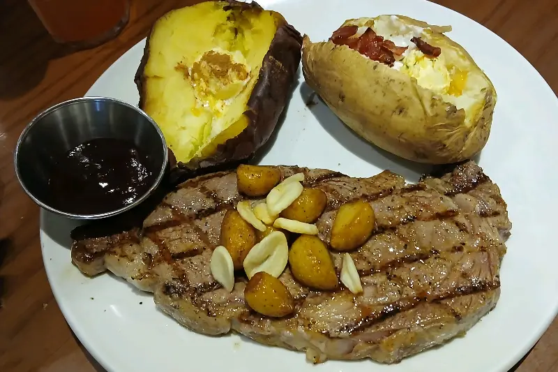 스테이크와 사이드 메뉴