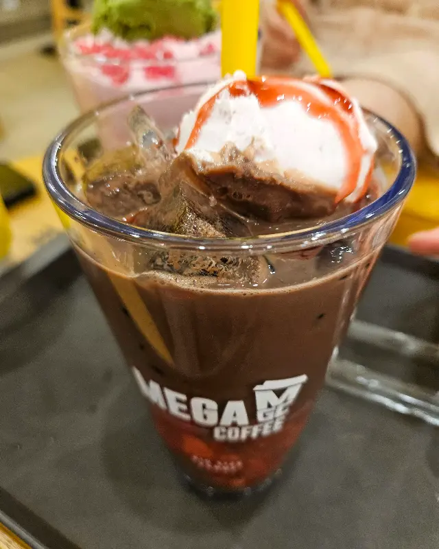 초코라떼 위에 올려진 아이스크림