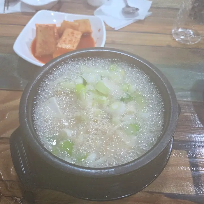 김치와 깍두기가 담긴 그릇