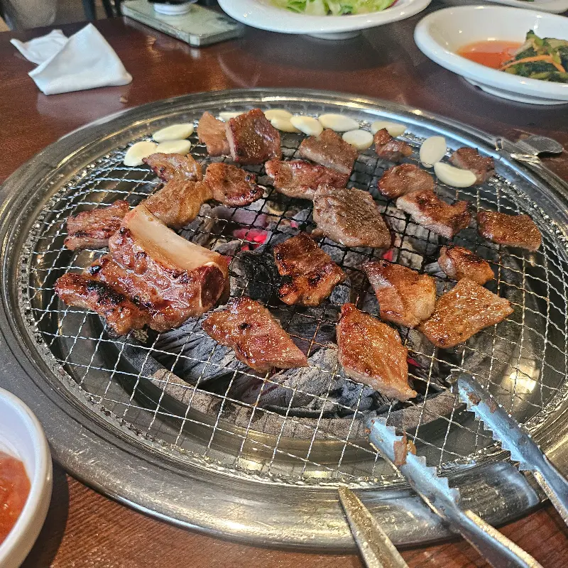 잘 구워진 돼지갈비