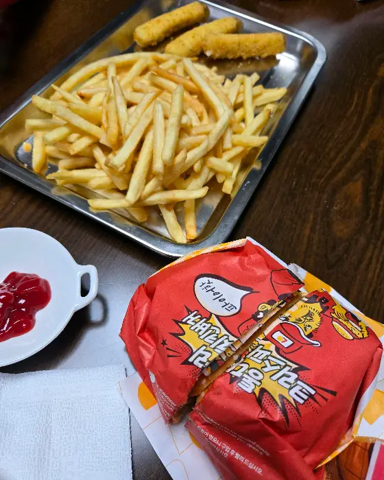 길게 늘어나는 치즈를 보여주는 치즈스틱