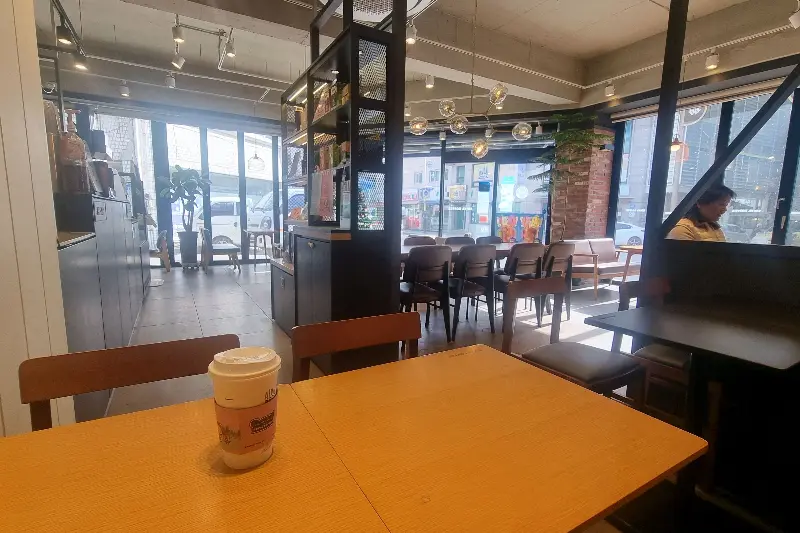 햇살 가득한 창가 자리