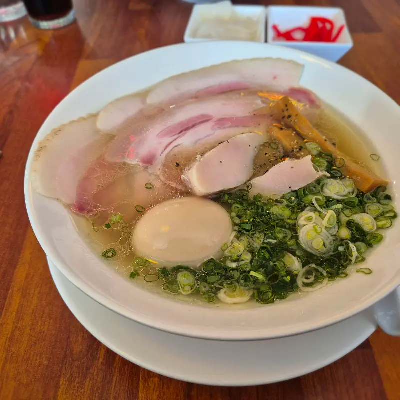 테이블 위에 놓인 라멘