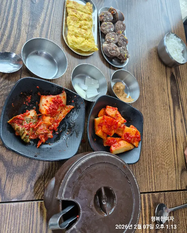 푸짐하게 차려진 순대국밥 한 상 차림