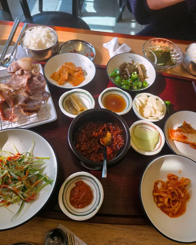 한 상 가득 차려진 쌈밥 정식의 모습