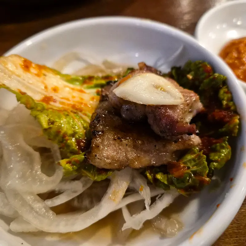 상추, 쌈무, 파채, 마늘, 그리고 잘 익은 갈비 한 점을 올려 크게 한 쌈