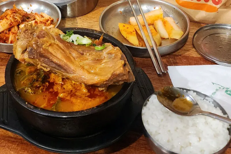 뼈해장국과 깍두기, 밥