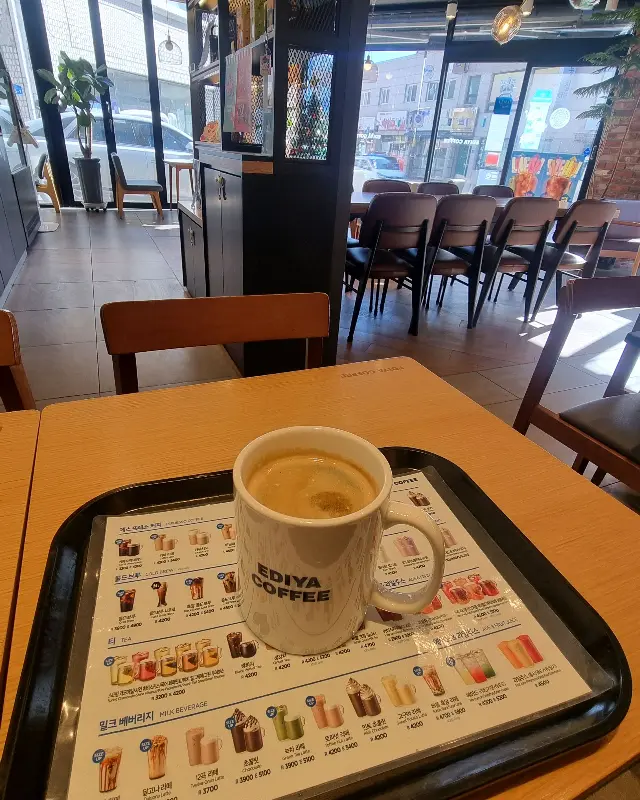 커피와 함께 메뉴판을 찍은 사진