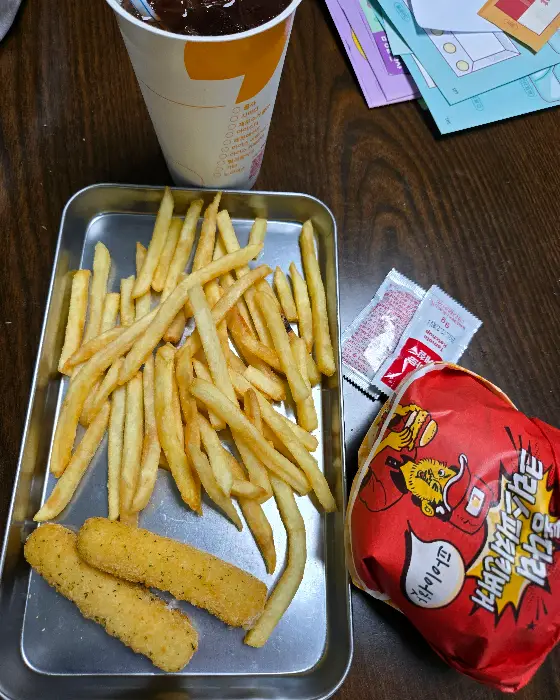 햄버거, 감자튀김, 치즈스틱 등 주문 메뉴