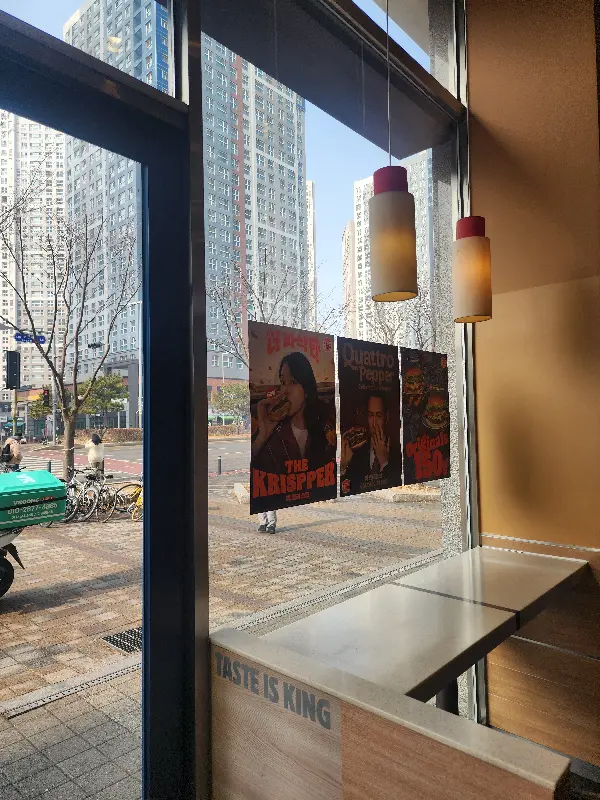 통유리창 밖으로 보이는 청라 풍경