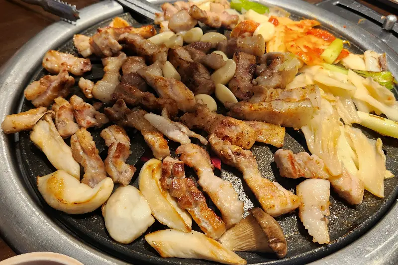 숯불 위에서 익어가는 고기