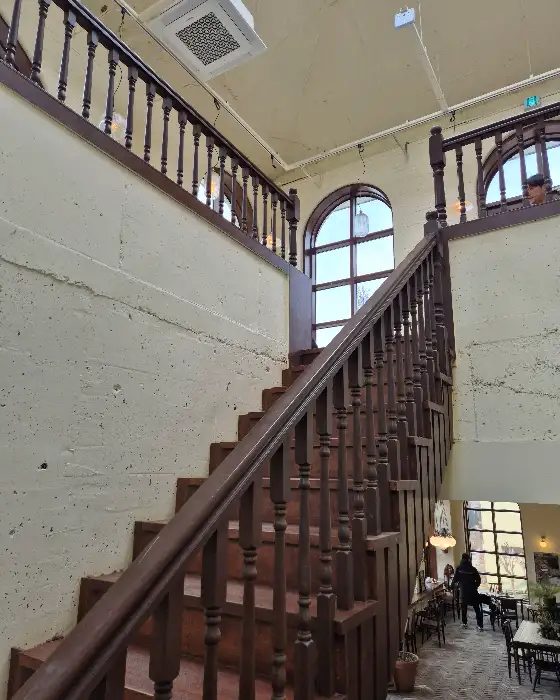 카페 내부의 웅장한 계단
