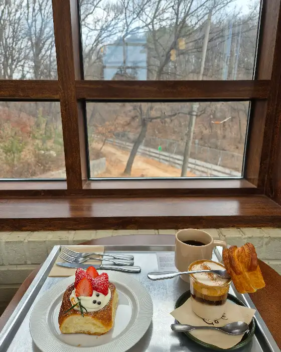 창밖으로 보이는 기찻길과 숲 풍경