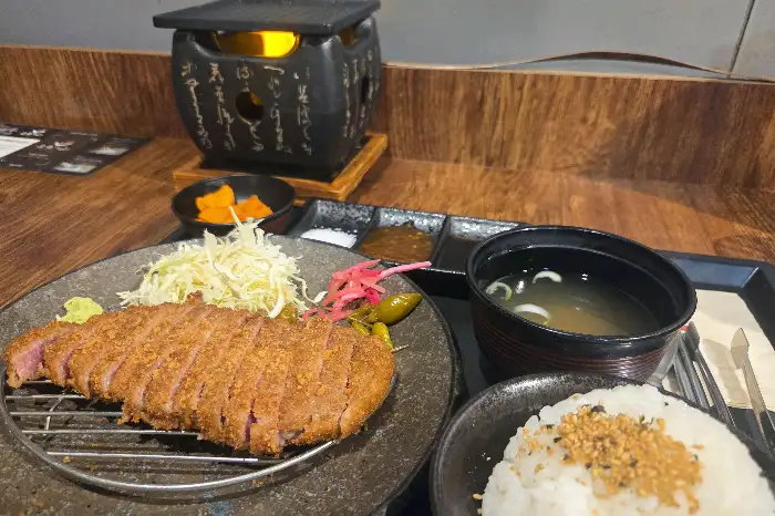 규카츠와 곁들임 메뉴