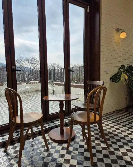 창가 테이블과 의자