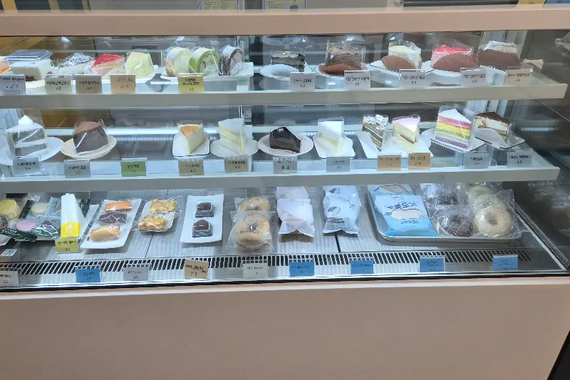 다양한 디저트 쇼케이스