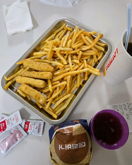 트레이에 가득 담긴 따끈한 감자튀김