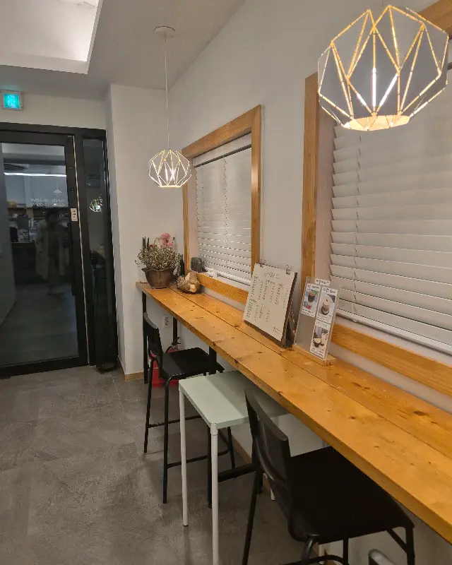 루나카페 내부 인테리어