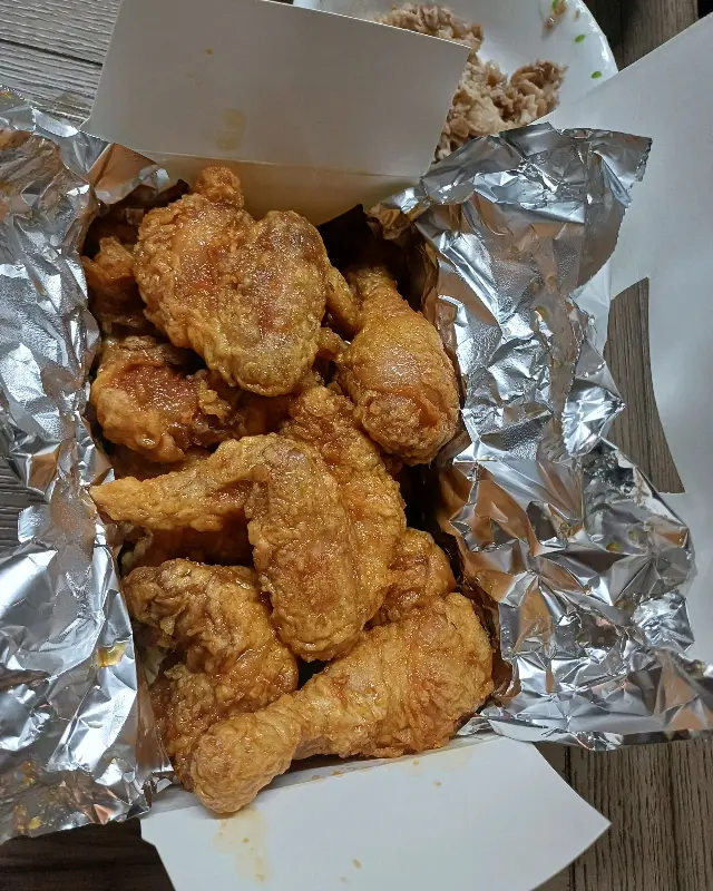 포장 박스에 담긴 옛날 통닭