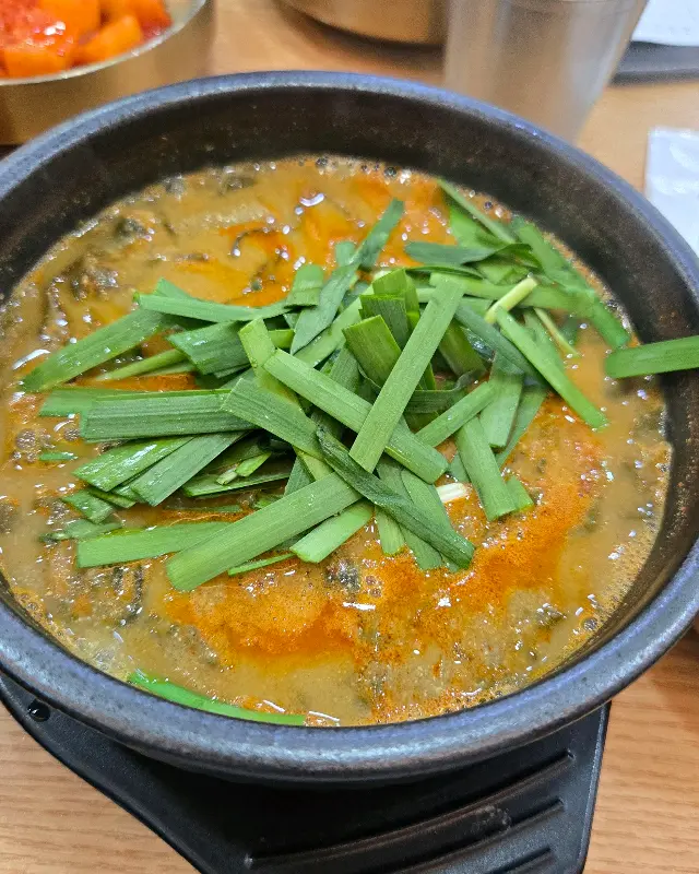 부추가 올려진 추어탕