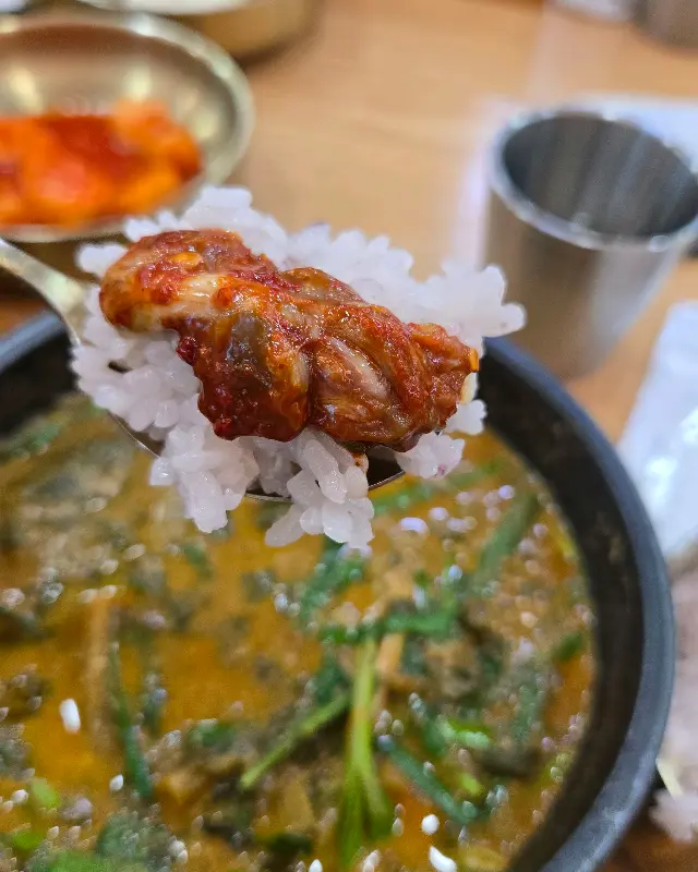 어리굴젓을 밥 위에 올려 먹는 모습