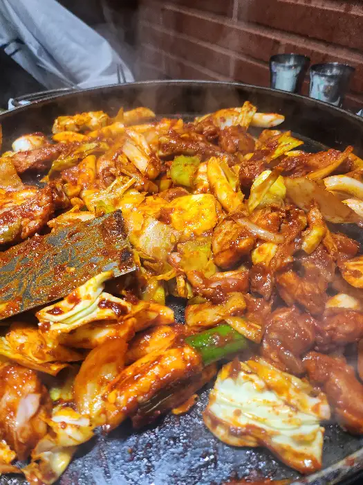 잘 익은 닭갈비의 클로즈업 모습