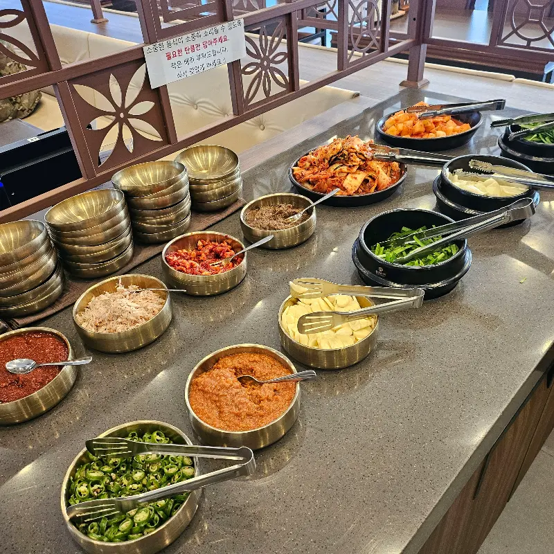 다양한 종류의 반찬이 준비된 셀프바