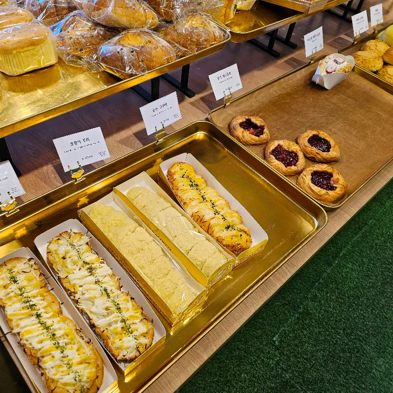 다양한 종류의 빵들이 진열된 모습