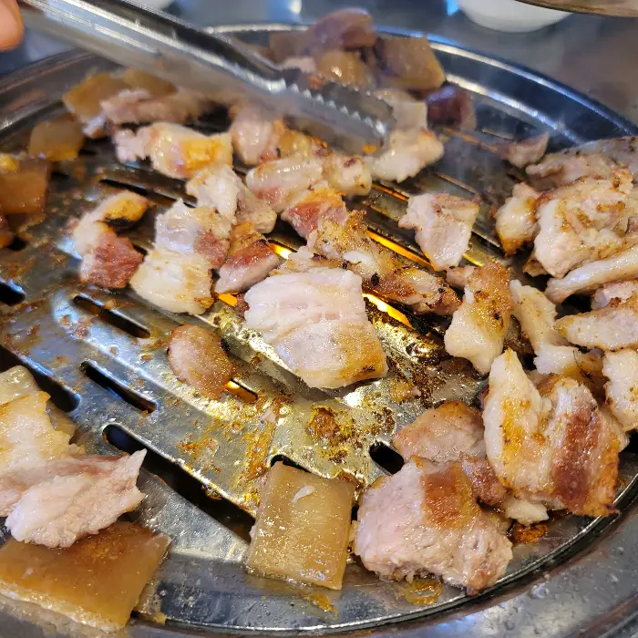 불판 위에서 익어가는 고기들