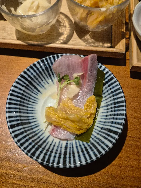 아름다운 색감의 숙성회 한 점