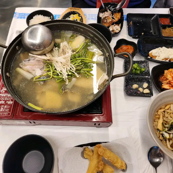 매운탕과 곁들임 메뉴