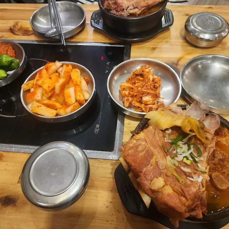 뼈해장국과 밑반찬